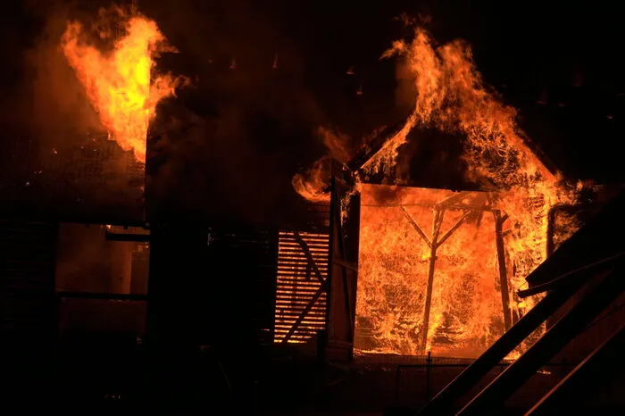 Nachbarn wurden durch das Knistern der Flammen munter und bemerkten, dass das Heizhaus in Flammen stand.