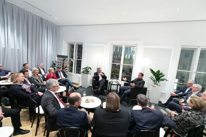 Dabei lauschten viele Prominente aus Politik und Wirtschaft gespannt zu.