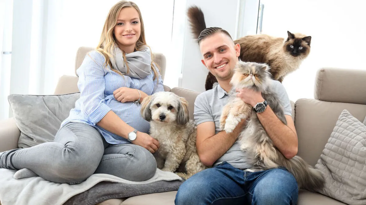 Da waren sie noch zu fünft: Sandra und Maxi mit ihren Katzen Helga und Hugo sowie Hund Louis. Baby Hemma macht seit Ende Jänner das Familienglück perfekt.
