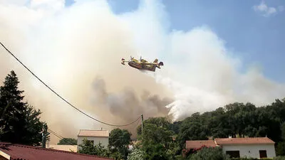 Löschflugzeuge über Korsika