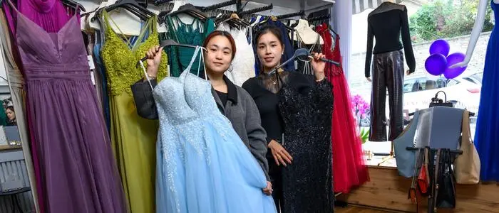 Moni und Mengdie Ye erfüllen sich den Traum der eigenen Boutique für Ball- und Abendkleider