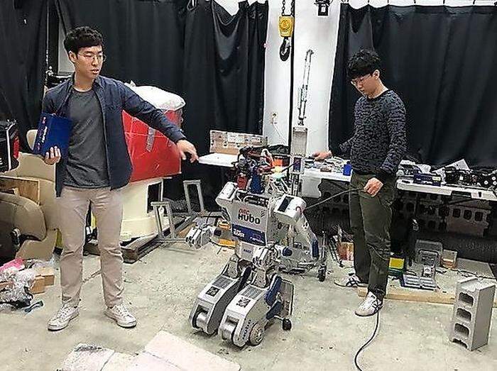 Roboter Hubo in seinem Wohnzimmer der südkoreanischen Elite-Universität KAIST. Hubo ist spezialisiert auf Katastropheneinsätze in verstrahltem Gelände. Die Wirtschaftskammer schloss mit der Elite-Uni ein Kooperationsabkommen