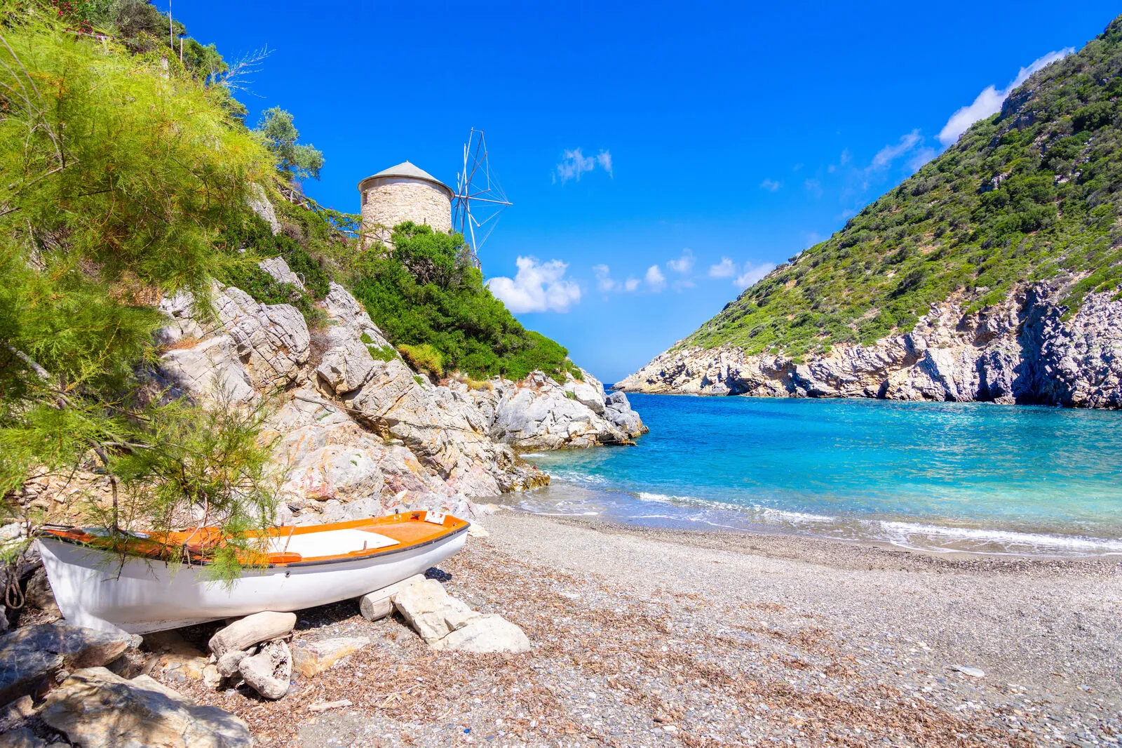 Neben dem Strand von Gialia steht eine alte Windmühle