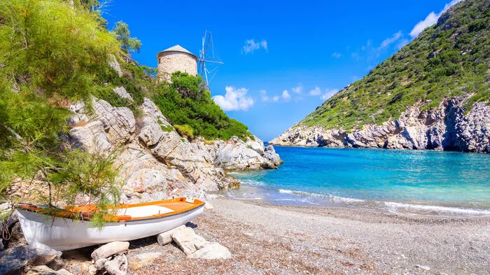 Neben dem Strand von Gialia steht eine alte Windmühle