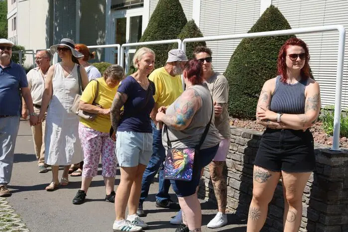Jedenfalls waren die vielen Besucher aus der gesamten Steiermark und dem Burgenland sowie aus Slowenien und darüber hinaus von den Festzugteilnehmern, die mit Schirm, Charme und Melone auftraten, begeistert