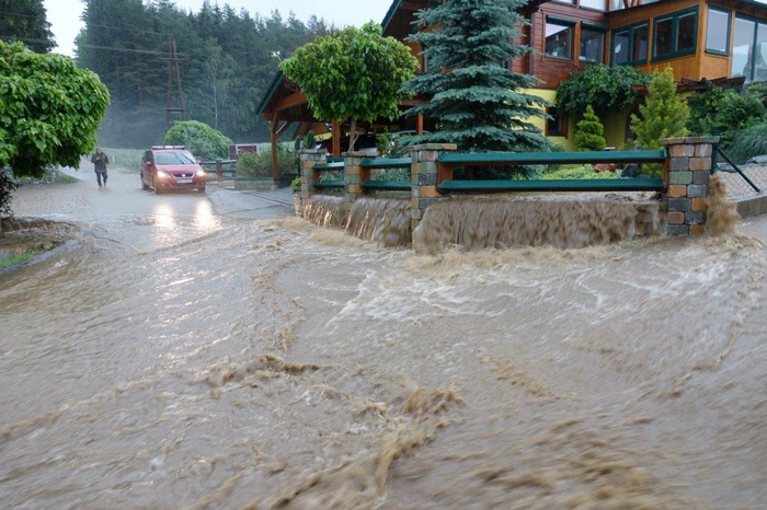 Insgesamt wurden in den Unwetterregionen 120 Keller und Häuser teilweise bis zu einem Meter hoch überflutet.