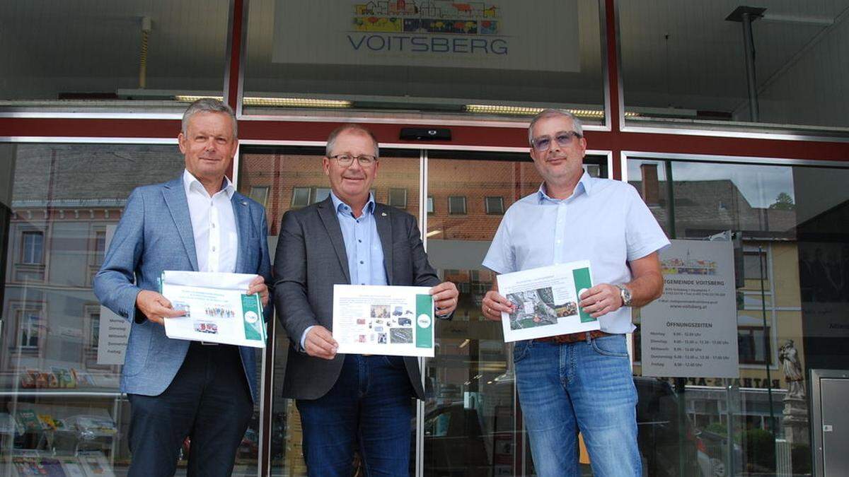 Josef Trummer, Bernd Osprian und Gernot Thürschweller präsentieren das Programm zur Blackout-Vorsorge der Stadtgemeinde