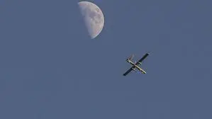 Israelische unbemannte Drohne am Himmel, im Hintergrund ist der Mond sichtbar. | Das israelische Militär flog in Gazastadt am Samstag Drohnenangriffe