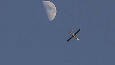 Israelische unbemannte Drohne am Himmel, im Hintergrund ist der Mond sichtbar.