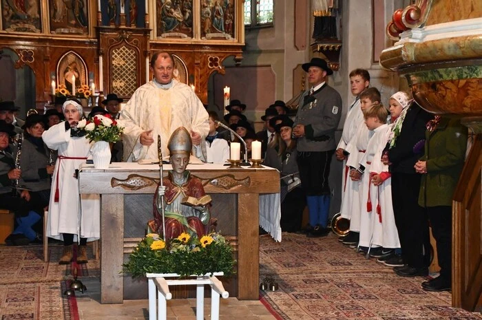 Musikverein, Kirchenchor, Sängerrunde, Feuerwehr, Kameradschaftsbund, Landjugend, Polizei und nicht zu vergessen, der "Maxlauner, sind fixe Bestandteile des traditionellen Markts.