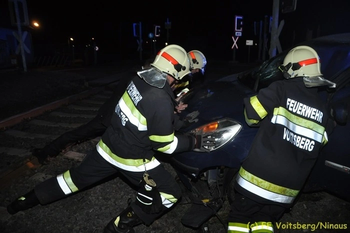 Versuche des Lenkers, sein beschädigtes Fahrzeug von den Gleisen zu fahren, hatten nur teilweise Erfolg. Teile des Fahrzeuges ragten auf den Gleiskörper. 