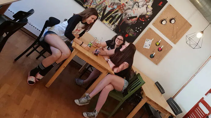 Karin Gartner, Johanna Lang und Anna Hutter im Café Zentrale 19