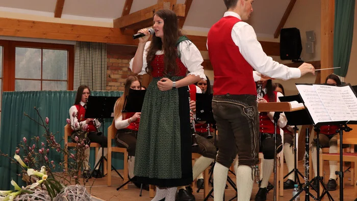 Es war ein weit gespannter musikalischer Bogen das die über 200 Besucher erwartete! Angefangen von sinfonischer Originalwerken, über Transkriptionen aus der Operetten- und der Opernwelt, bis hin zu den traditioneller Blasmusik in Form von Polka und Marsch wurde alles geboten!