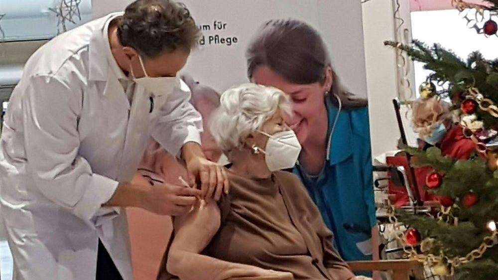 Die erste Impfung in einem Grazer Seniorenwohnheim im Dezember