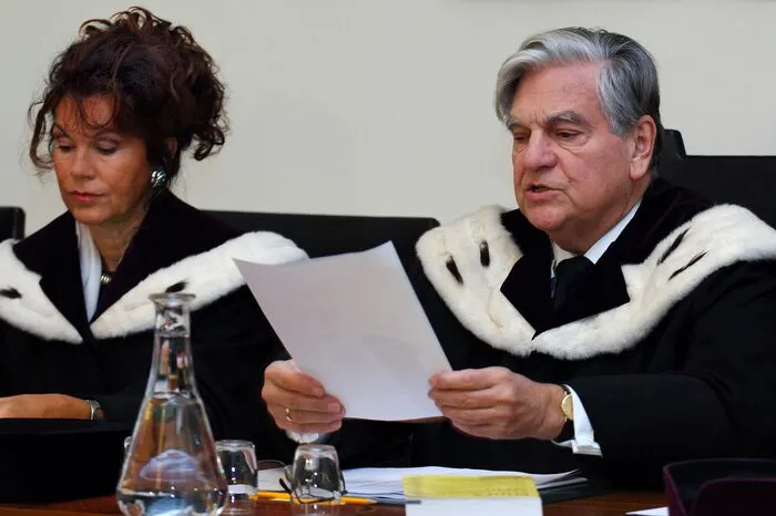 Brigitte Bierlein als Vizepräsidentin neben Karl Korinek im Jahr 2006 - es ging um eine Verhandlung zum Ortstafelstreit