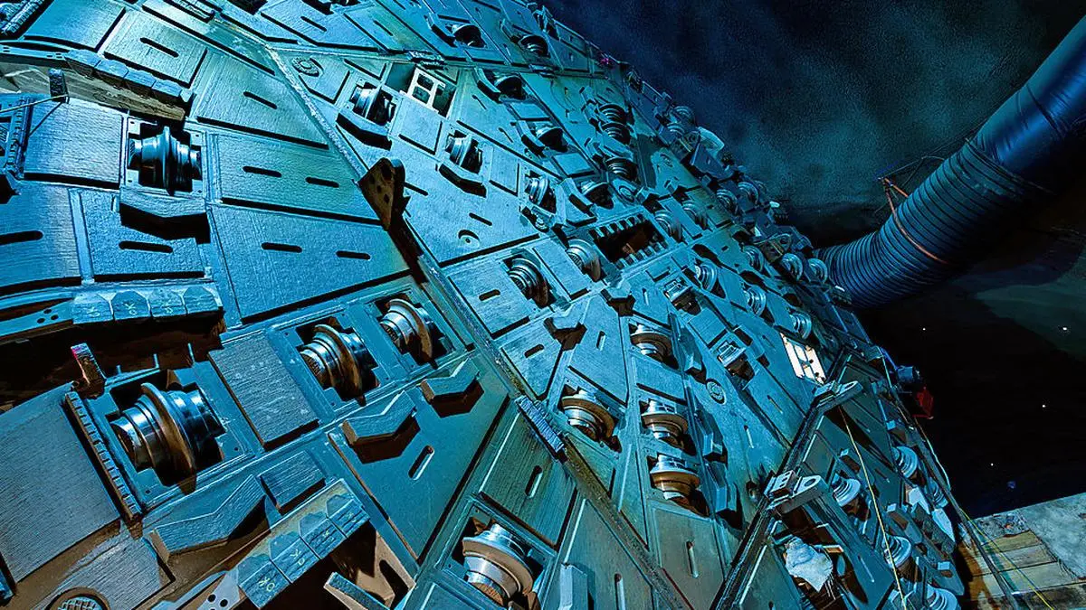 Der Bohrkopf mit zehn Metern Durchmesser und 63 gehärteten Stahlmeißeln kratzt handtellergroße "Chips" aus dem Gestein