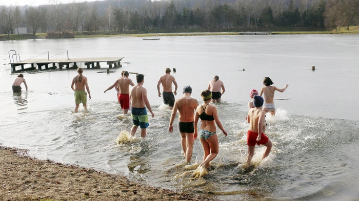 Kopfüber stürzten sich hartgesottene Schwimmer...