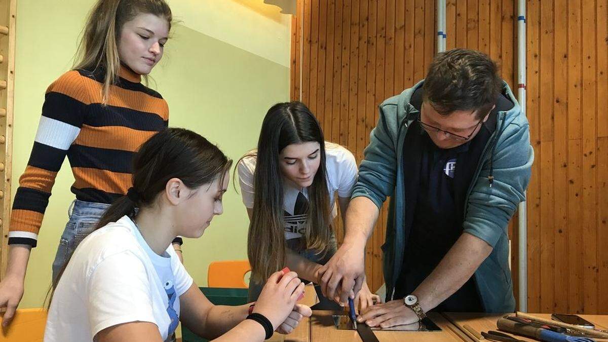 Stationenbetrieb mit der Glaserei Fischer: Zuerst das Glas schneiden, dann den Handspiegel schleifen und mit nach Hause nehmen