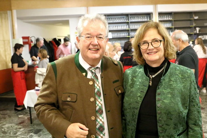 Im bis auf den letzten Platz gefüllten Kulturhaus sah man unter anderen „Hausherrn“ Bürgermeister Walter Zemrosser (am Foto mit Gattin Ingrid) mit Amtskollegen Bernd Krassnig (Mölbling) sowie deren Vorgänger Alexander Benedikt und Franz Rainer. 