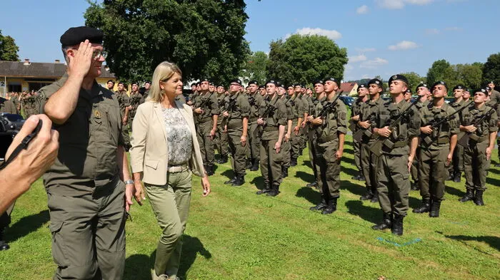In Anwesenheit von Verteidigungsministerin Klaudia Tanner wurden in Feldbach 60 Soldaten aus Steiermark, Kärnten, Niederösterreich und Salzburg angelobt.