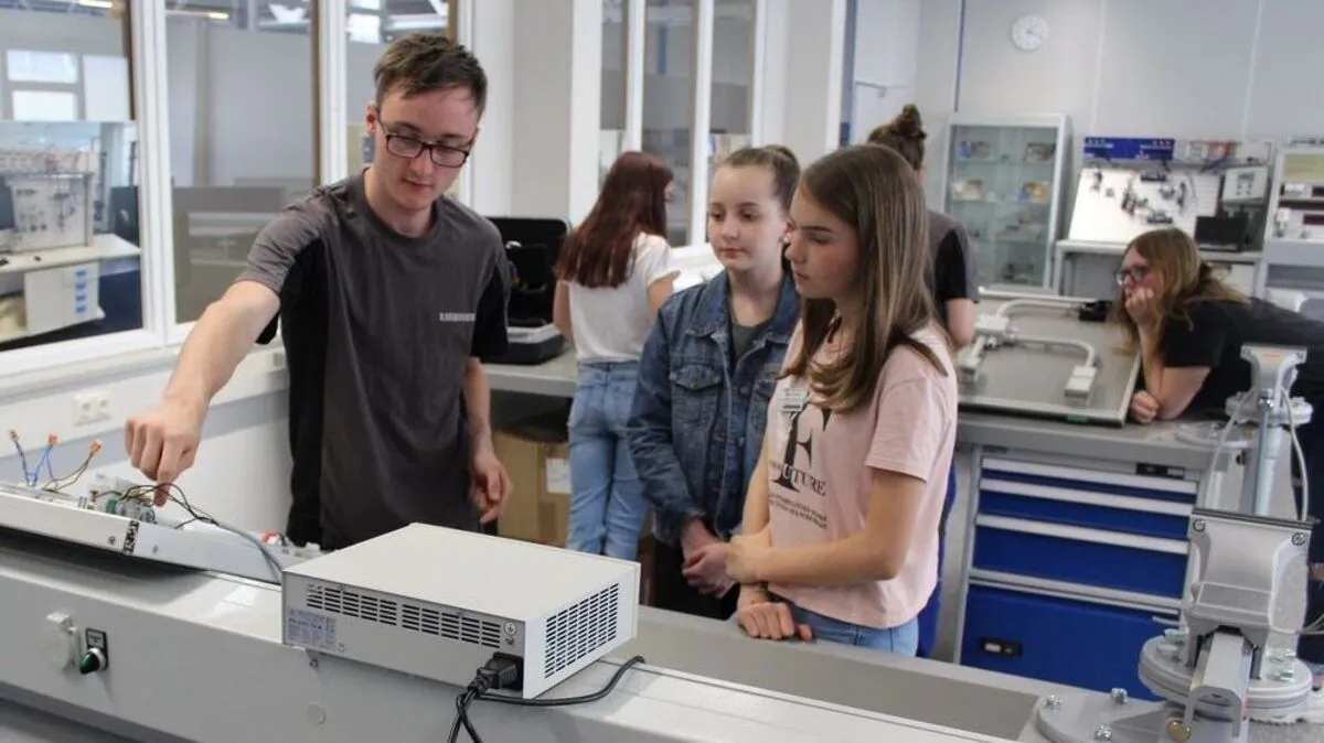 Niklas Schwaiger (Lehrling Elektrotechnik) erklärten den Schülerinnen aus den Neuen Mittelschulen Abfaltersbach, Sillian und Egger Lienz eine Wechselschaltung auf der Stecktafel
