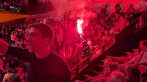 Rauch von einer bengalischen Fackel steigt in der Pariser Philharmonie auf