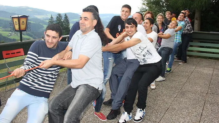 Das Gewinnerteam beim Seilziehen. Drei Mal in Folge konnten sie ihre „Gegner“ auf die eigene Seite ziehen