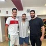 Friseur Ömer Ileri (rechts) mit seinem Arbeitgeber Firas Mouselli (Mitte) und dem Kunden Mehmet Akkan (links)