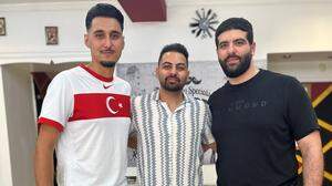 Friseur Ömer Ileri (rechts) mit seinem Arbeitgeber Firas Mouselli (Mitte) und dem Kunden Mehmet Akkan (links)