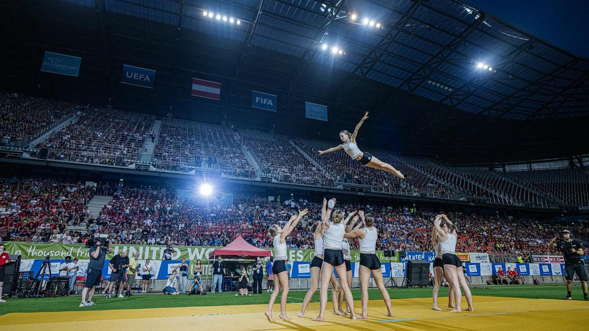 Eine spektakuläre akrobatische Show boten die Kärntner Turnerinnen und Turner bei der Eröffnungsfeier im Wörtherseestadion in Klagenfurt