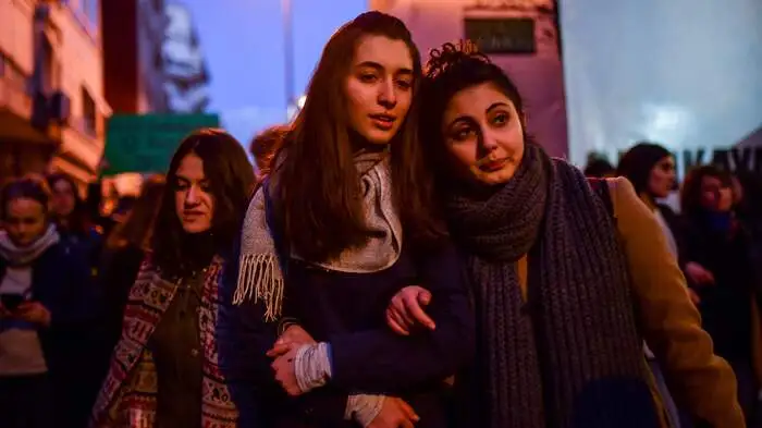 In Istanbul, der Hauptstadt Ankara, dem westtürkischen Izmir und dem zentraltürkischen Eskisehir gingen Tausende auf die Straßen, um gegen den Ausgang des Referendums zu protestieren.