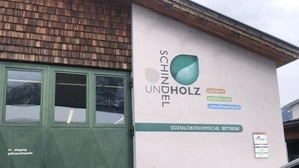 Die Fassade samt Schriftzug der Tischlerei „Schindel und Holz“ in Lienz