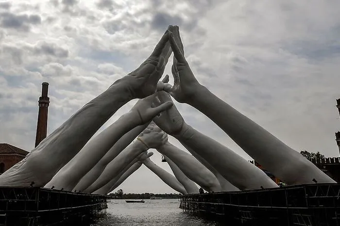 So etwas nennt man wohl einen "Eyecatcher": "Building Bridges" des italienischen Künstlers Lorenzo Quinn, Sohn des 2001 verstorbenen Schauspielers Anthony Quinn.