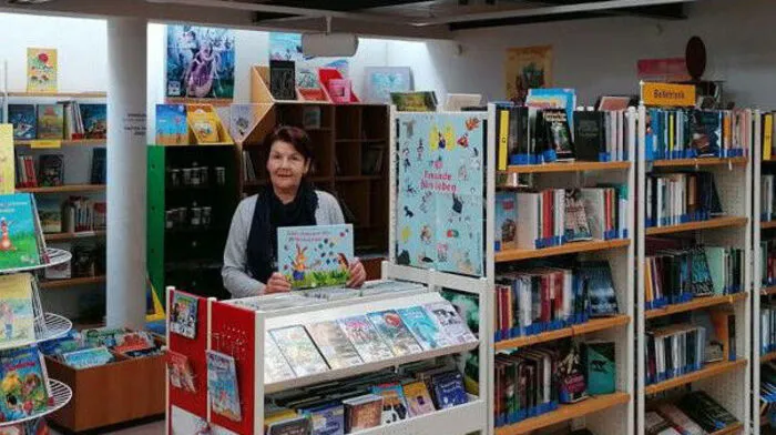  Viktring. Die Bibliothek in Viktring feierte gerade ihr 35-jähriges Bestehen. „Wir bemühen uns, stets auf dem neuesten Stand zu bleiben“, erklärt Leiterin Brita Grumeth. Im Angebot hat man Romane, Krimis, eine große Auswahl an Kinder- und Jugendliteratur, Comics, E-Books und Hörbücher. Neben Lesungen und Märchenaufführungen für Kinder gibt es jeden ersten Mittwoch im Monat die Veranstaltung „Literatur am Vormittag“. Jeweils 9.30 Uhr.