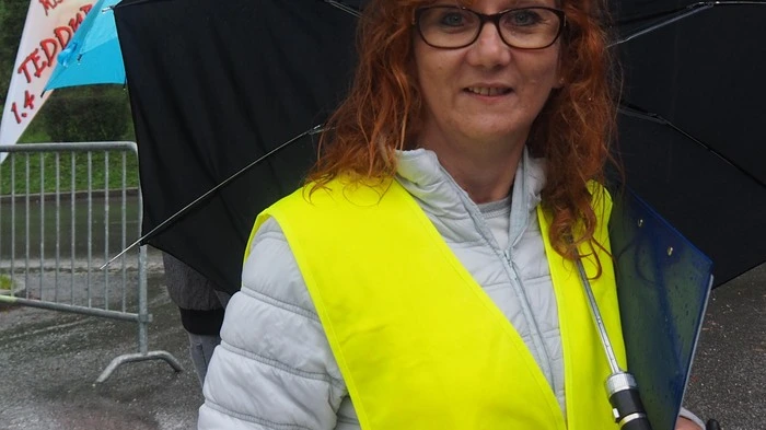 60 Trucker waren am Samstag mit beeinträchtigten und nicht-beeinträchtigten Kindern auf Sternfahrt. Bei strömendem Regen trafen sich die Lkw-Fahrer mit den Mitfahrern auf dem westlichen Parkplatz in Pörtschach. Von dort ging es im Konvoi über Minimundus nach Waidmannsdorf und wieder zurück. Zur anschließenden Feier der nunmehr dritten Mission Teddybär 1.4 im Pörtschacher Lokal 188 kam sogar die Sonne raus.