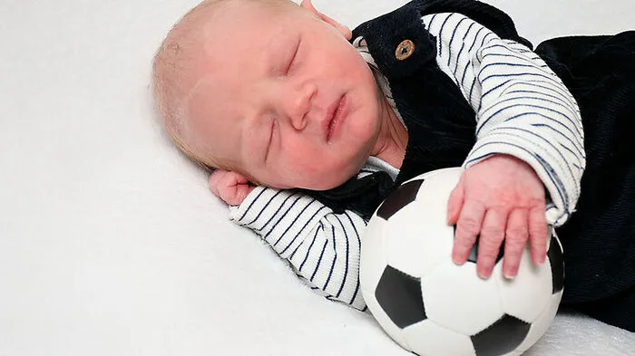 Schon jetzt steht fest, Maximilian ist ein echter Fußballfan. Der kleine Sonnenschein machte am 2. Februar um 22.16 Uhr seinen ersten Schrei. Kurz nach der Geburt war er 3260 Gramm schwer und 51 Zentimeter groß. Mit Schwester Hanna sowie den Eltern Claudia Holzer und Georg Matheuschitz stehen derzeit lange Spaziergänge in Ebenthal auf dem Programm.