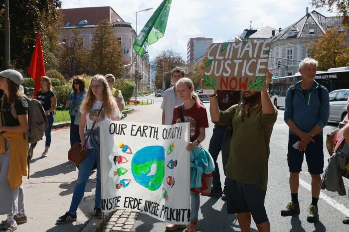 "Viele kleine, lokale Entscheidungen haben dieselbe Wirkung wie einzelne, globale Entscheidungen und jede Tonne CO2 beschleunigt die Erderwärmung, darunter auch jede Tonne CO2 aus Österreich, jede Tonne CO2 aus Kärnten", so Markus Teichmann von Fridays for Future Kärnten.