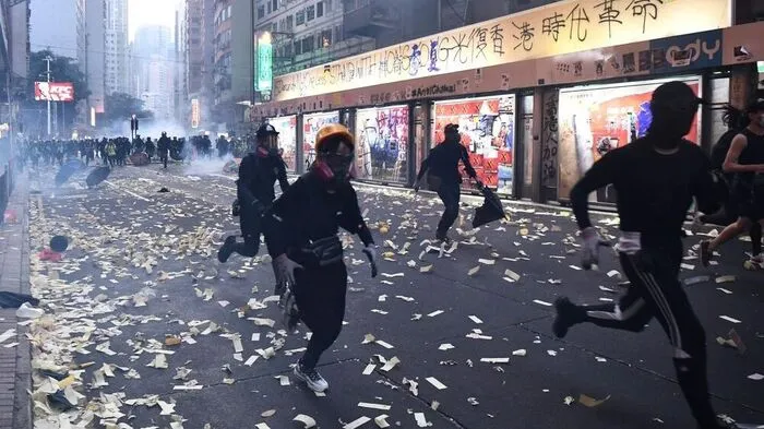Während die Pekinger Führung den Gründungstag Chinas mit einer gigantischen Militärparade feiert, eskalieren die Proteste auf den Straßen der früheren britischen Kronkolonie.