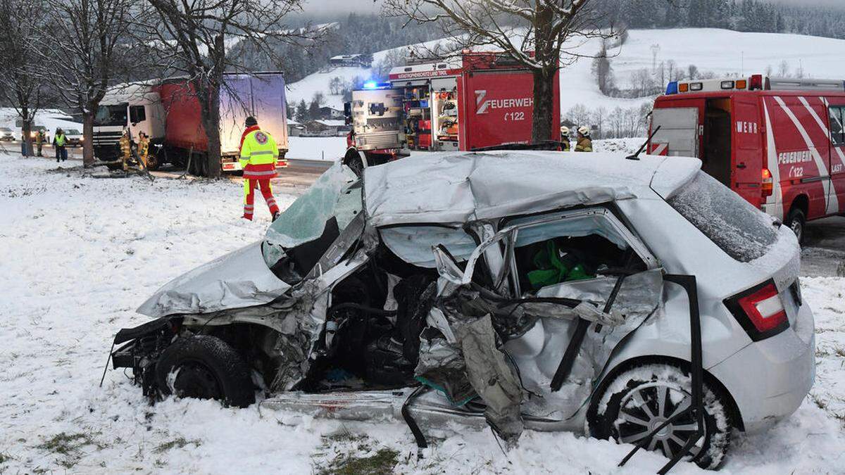 Pkw-Lenker (27) bei Frontalkollision mit Lkw getötet