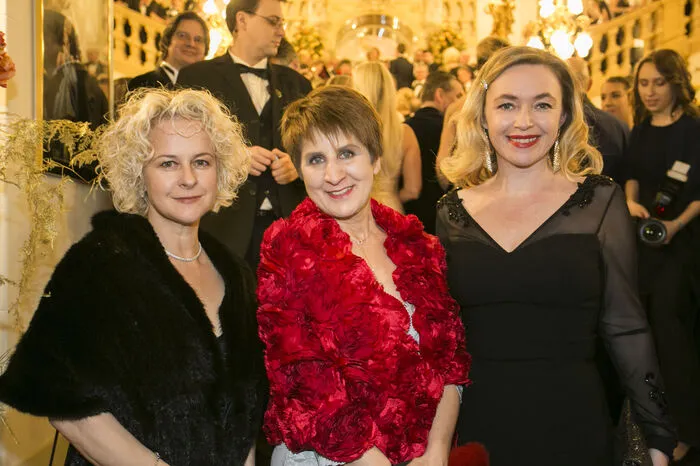 Die Kärntner Chefredakteurin der Kleinen Zeitung, Antonia Gössinger (Mitte) mit der Schauspielerin und Autorin Angelica Ladurner (links) und Barbara Haas, der Chefredakteurin der "Wienerin" (rechts).
