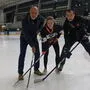 Drei Eishockey-Generationen auf dem Eis: Marja Linzbichler mit Opa Helmut und Vater Takashi
