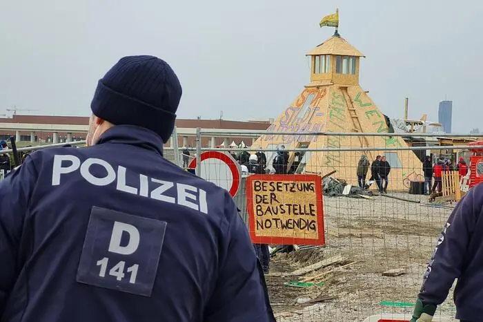 Auch Medien durften nicht in den Bereich des abgesperrten Camps.