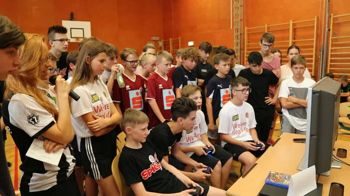 24 Schülerinnen und Schüler aus drei Schulen kämpften am Montag in den Räumlichkeiten der NMS 1 Deutschlandsberg um den Sieg bei der ersten steirischen E-Sports Schulliga.