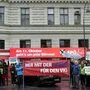 VKI demonstrierte vor Parteizentralen von SPÖ und ÖVP für mehr Geld