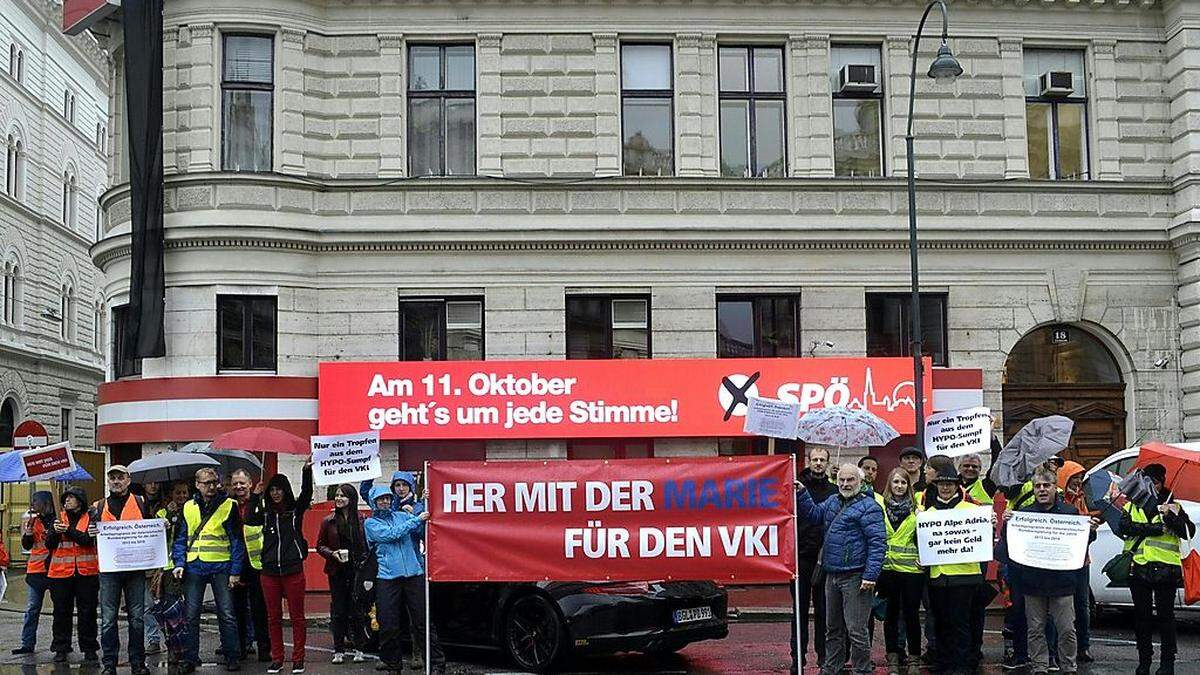 VKI demonstrierte vor Parteizentralen von SPÖ und ÖVP für mehr Geld