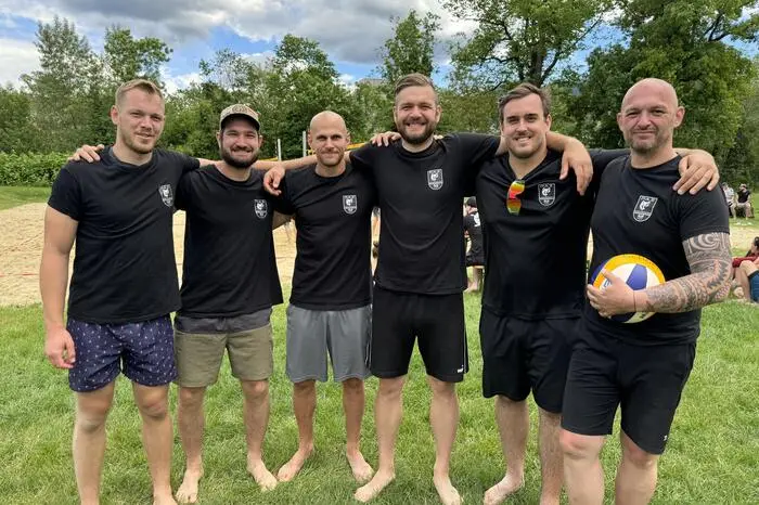 „Jeder Spieler und jede Spielerin zahlen 15 Euro Teilnahmegebühr, fünf Euro geht ans Asia Spa für die Benützung der Plätze und der Rest kommt in die Spendenbox. 