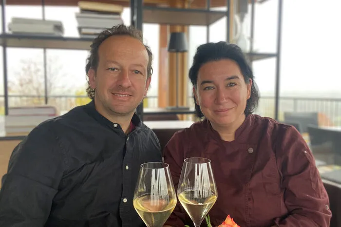 In ihrer Schauküche, der „Lounge 81“ in Bad Gleichenberg, in der stets frisch Zubereitetes auf den Tisch kommt, verbinden die beiden haubengekrönte Küche und Kunst.