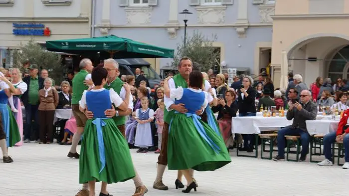 Die Hauptplatzeröffnung erfolgte mit Volkstanz