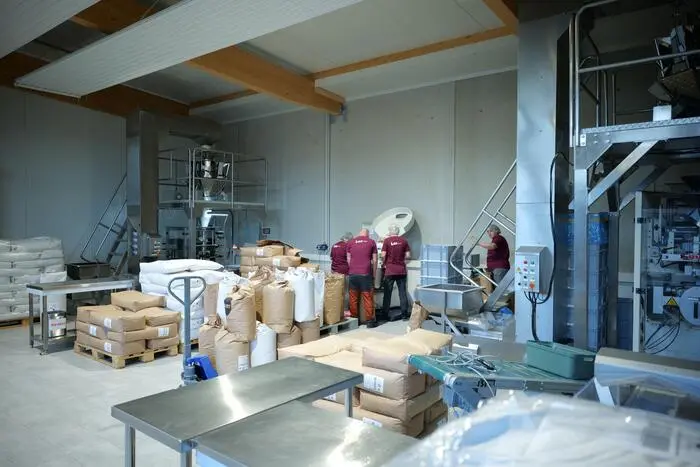 Zwei Abfüllmaschinen und eine Mischmaschine bilden das Herz der Produktionshalle
