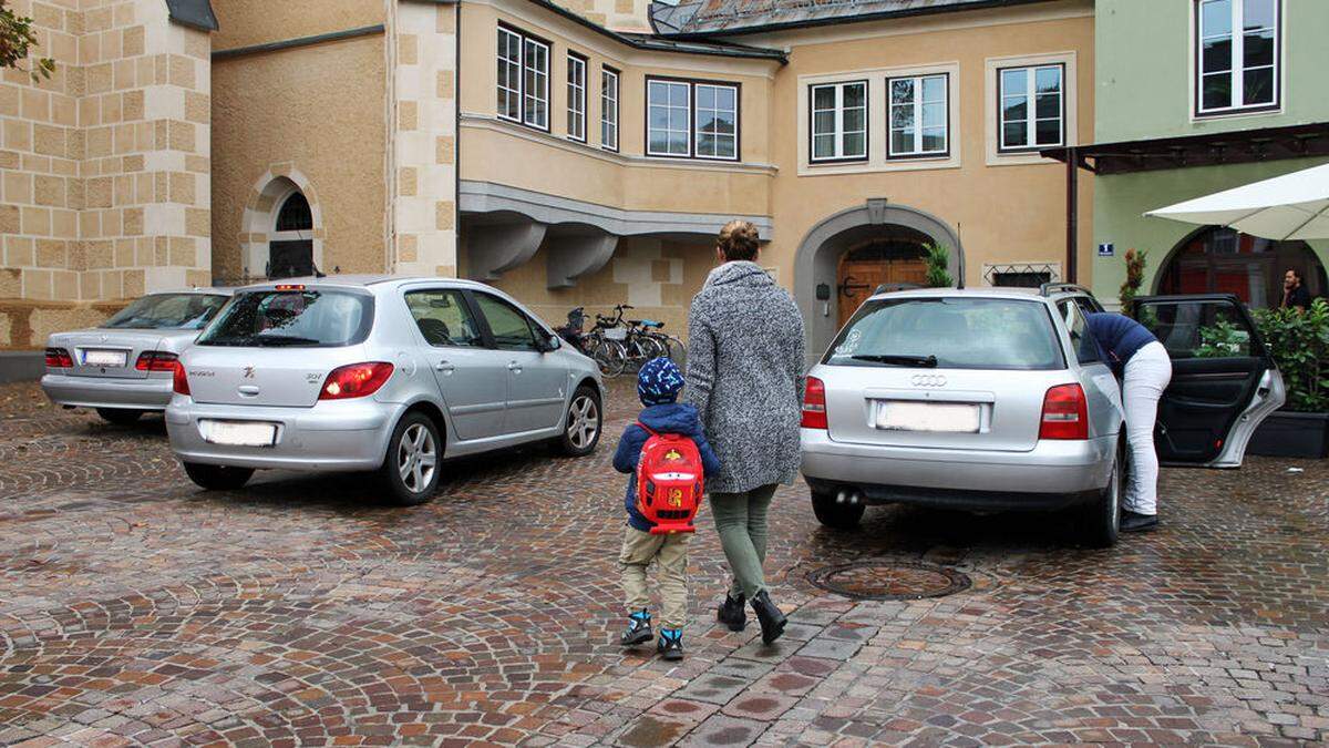 Jetzt halten Eltern zum Abholen der Kinder oft am Nikolaiplatz